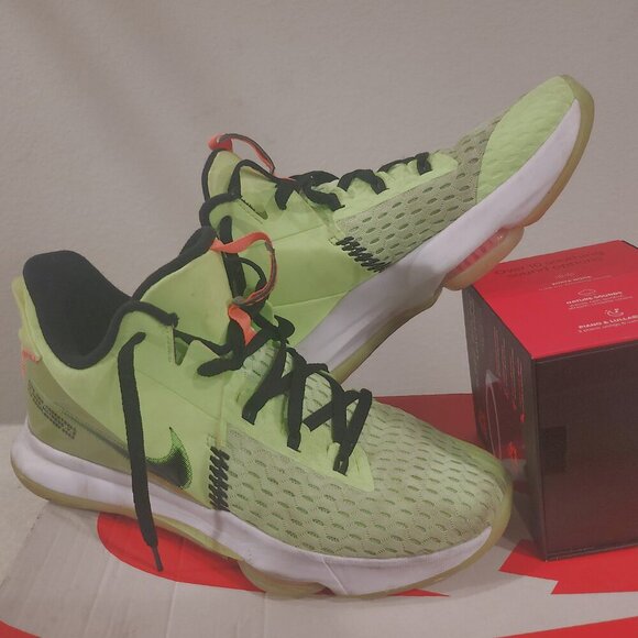 Size 12 - Nike LeBron Witness 5 Grinch Perfect For Any Collection - Picture 9 of 11